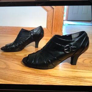 Women’s sz 11 Aerosoles Peep-Toe Faxseed Bootie.